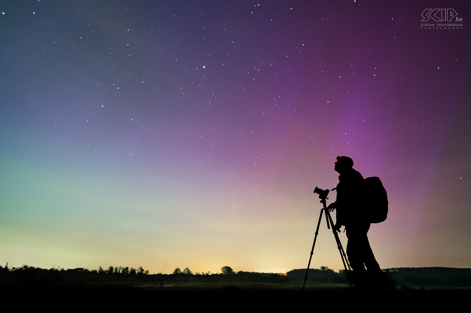 Zichem - Maagdentoren - Noorderlicht Een historische geomagnetische storm resulteerde in een magische nacht met verbluffende aurora borealis die zelfs ontzettend goed zichtbaar was in ons land. Ik bezocht mijn favoriete plek bij de Maagdentoren in mijn thuisstad Scherpenheuvel-Zichem. Met twee camera's kon ik heel wat foto's en een time-lapse maken van het prachtige noorderlicht. Stefan Cruysberghs